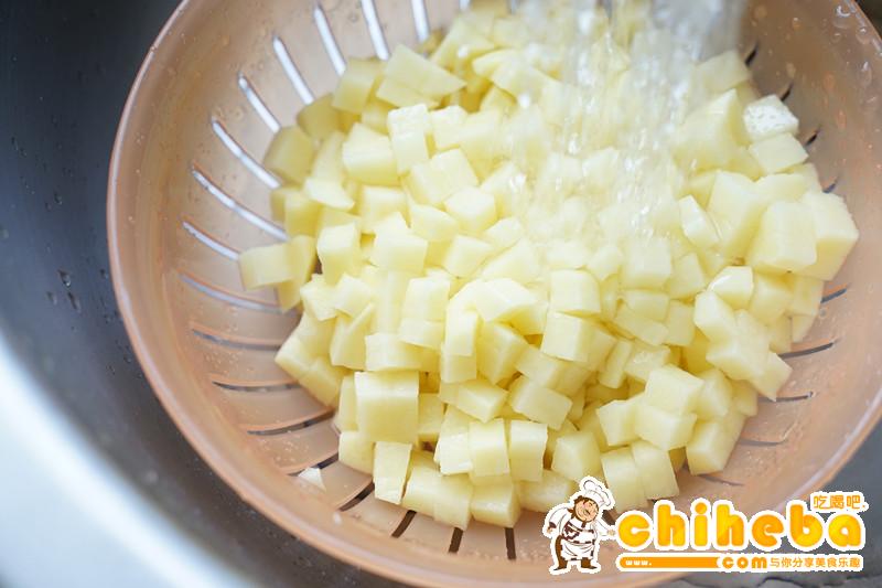 一道怎么做都好吃的干煎土豆鸡丁（红烧，咖喱，椒盐，孜然）的做法 步骤3